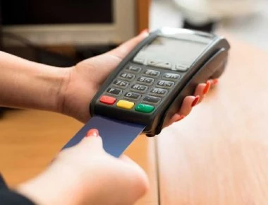 Σχέδιο για επέκταση της υποχρέωσης εγκατάστασης POS σε δεκάδες επαγγέλματα - Πότε θα εκδοθεί η τελική απόφαση